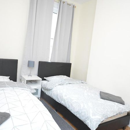 Cheerful 4 Bedroom House In Greater London Bagian luar foto