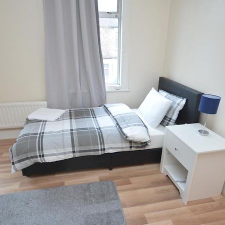 Cheerful 4 Bedroom House In Greater London Bagian luar foto