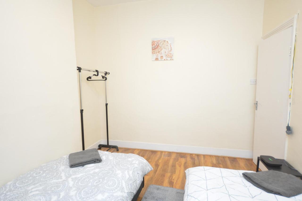 Cheerful 4 Bedroom House In Greater London Bagian luar foto