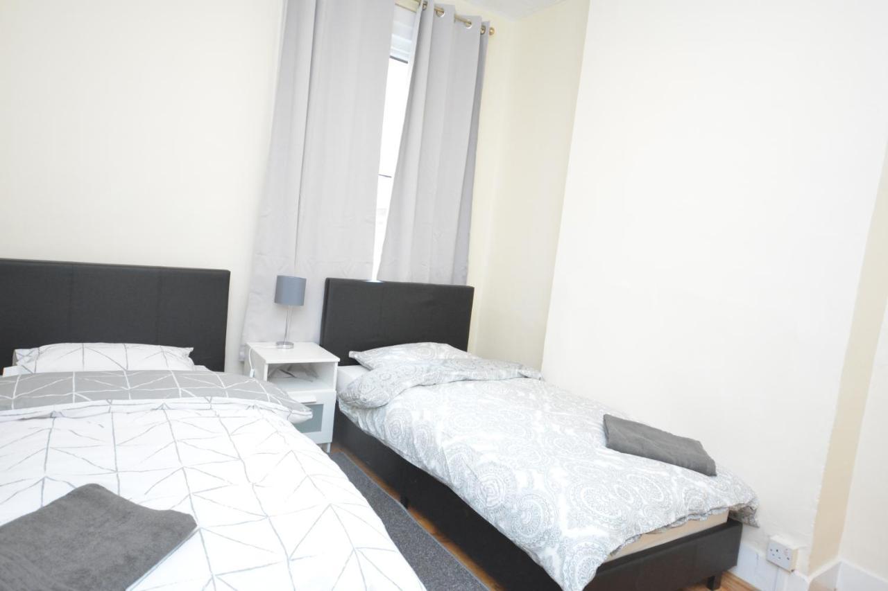 Cheerful 4 Bedroom House In Greater London Bagian luar foto