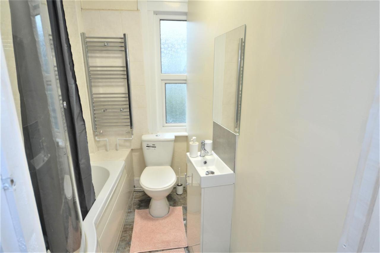 Cheerful 4 Bedroom House In Greater London Bagian luar foto