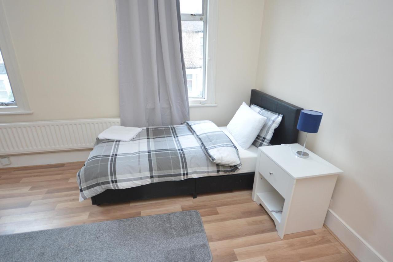Cheerful 4 Bedroom House In Greater London Bagian luar foto