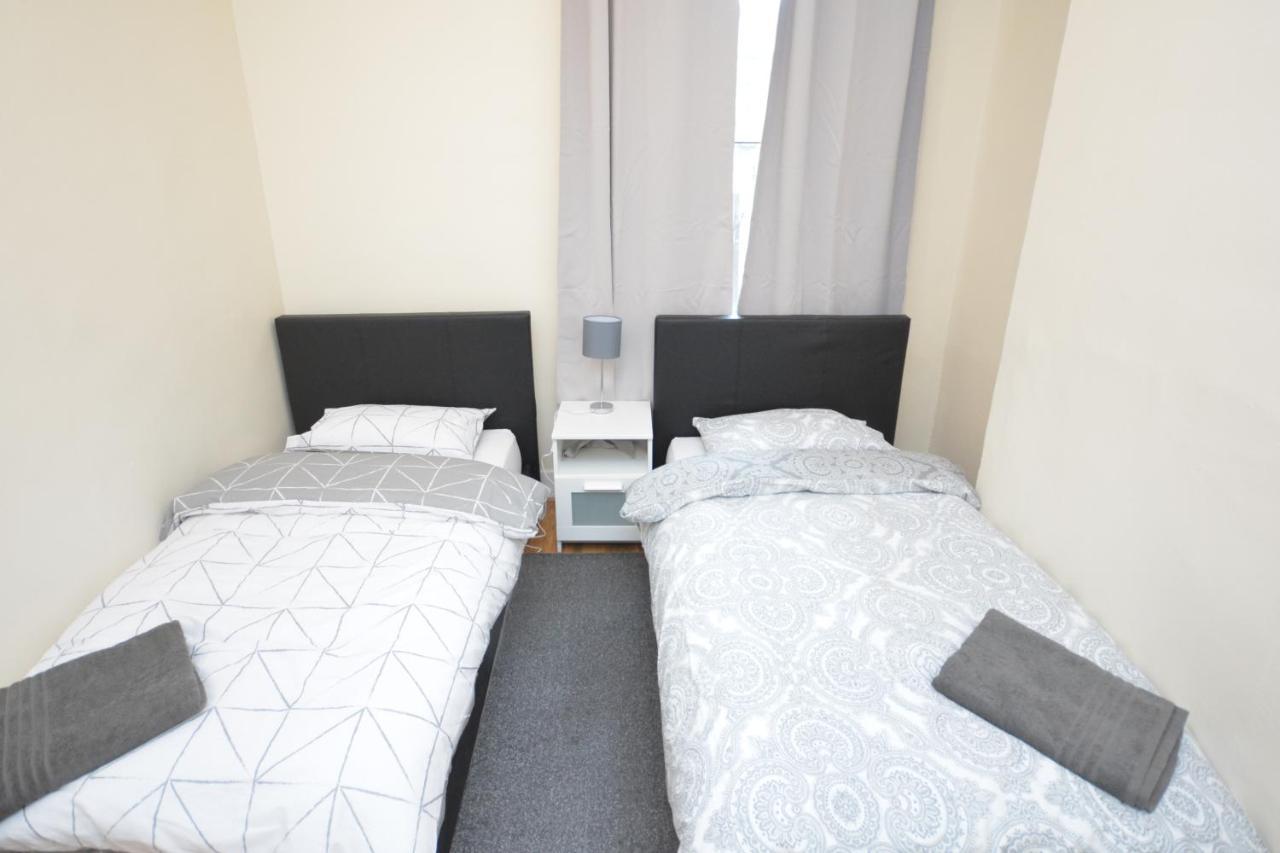 Cheerful 4 Bedroom House In Greater London Bagian luar foto