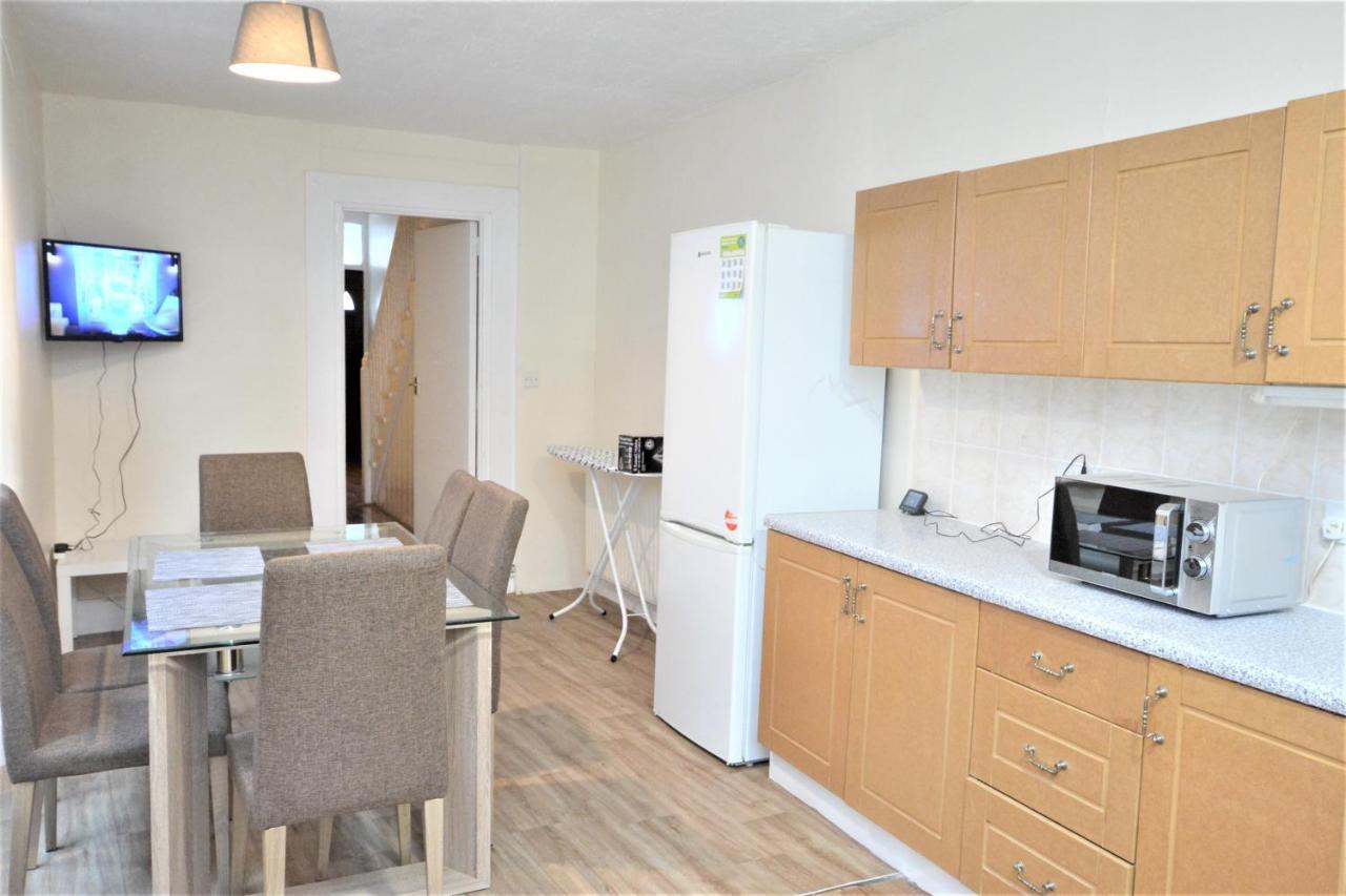 Cheerful 4 Bedroom House In Greater London Bagian luar foto
