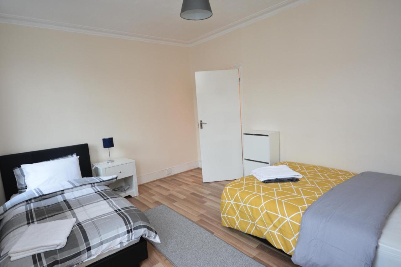 Cheerful 4 Bedroom House In Greater London Bagian luar foto