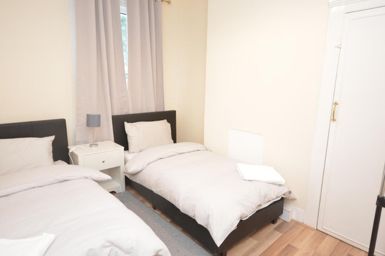 Cheerful 4 Bedroom House In Greater London Bagian luar foto