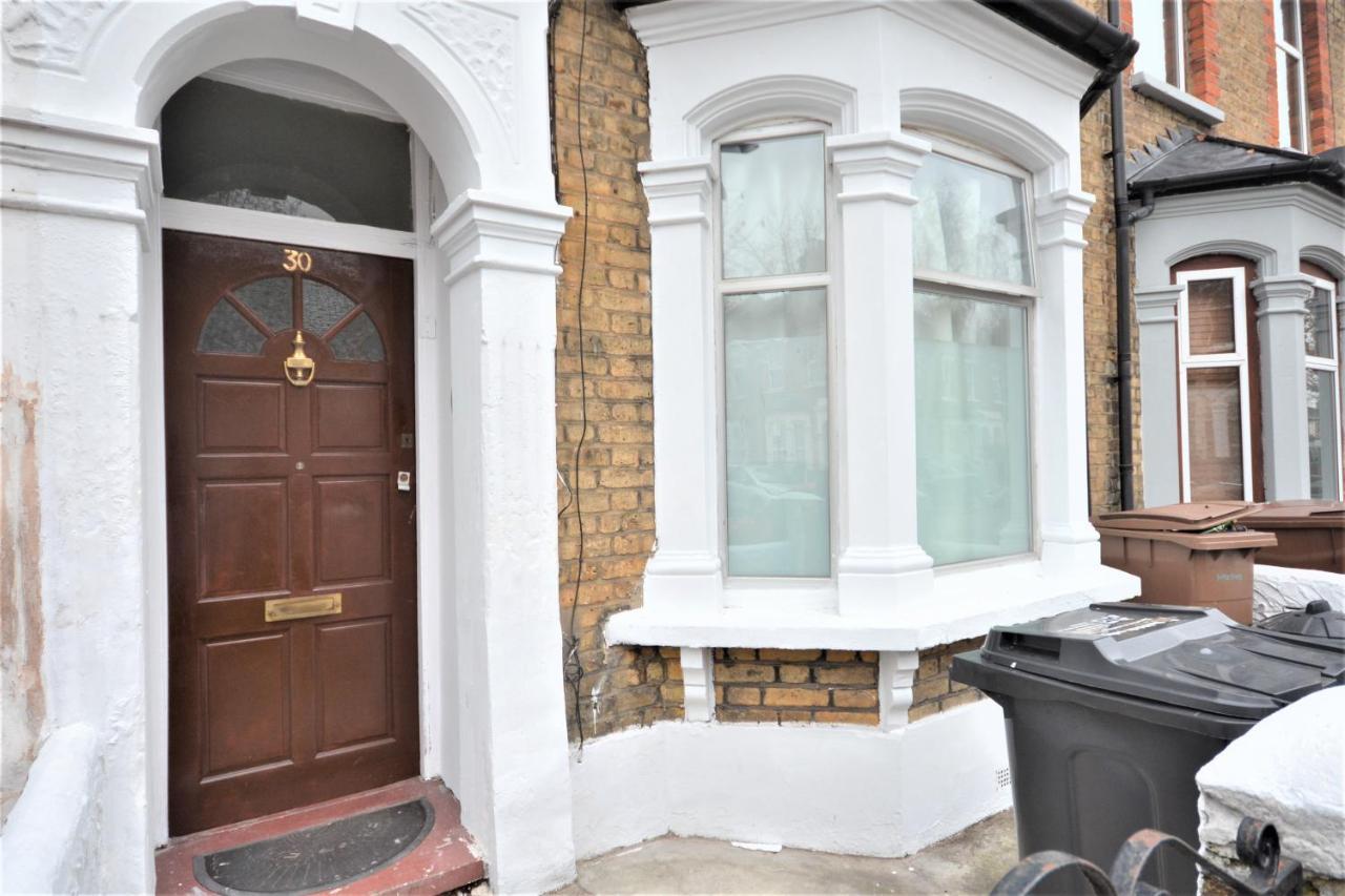 Cheerful 4 Bedroom House In Greater London Bagian luar foto