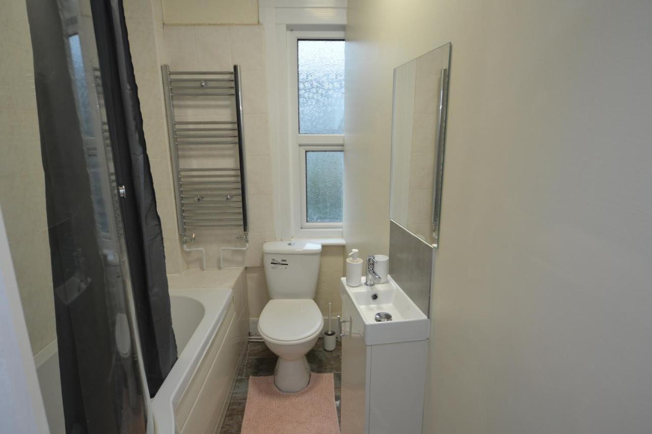 Cheerful 4 Bedroom House In Greater London Bagian luar foto