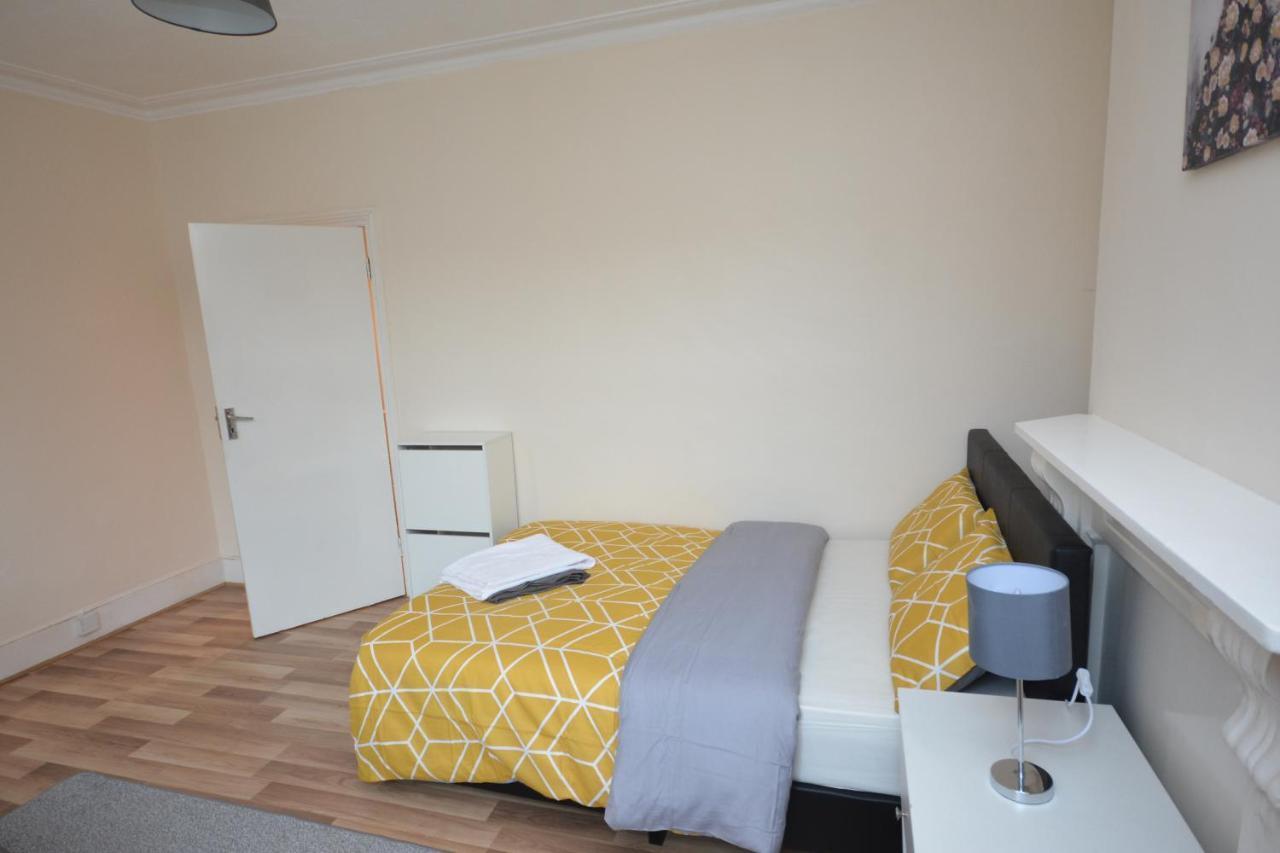 Cheerful 4 Bedroom House In Greater London Bagian luar foto
