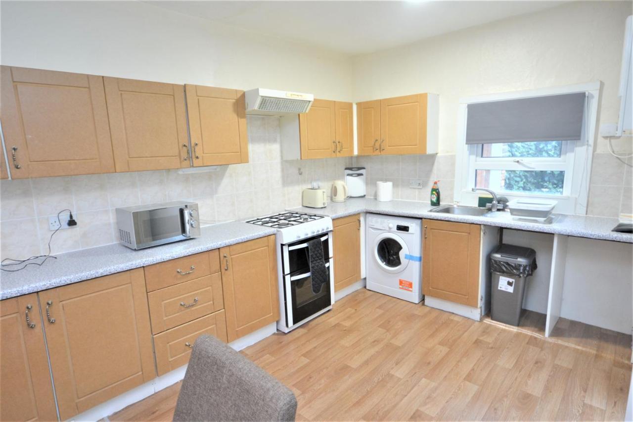 Cheerful 4 Bedroom House In Greater London Bagian luar foto