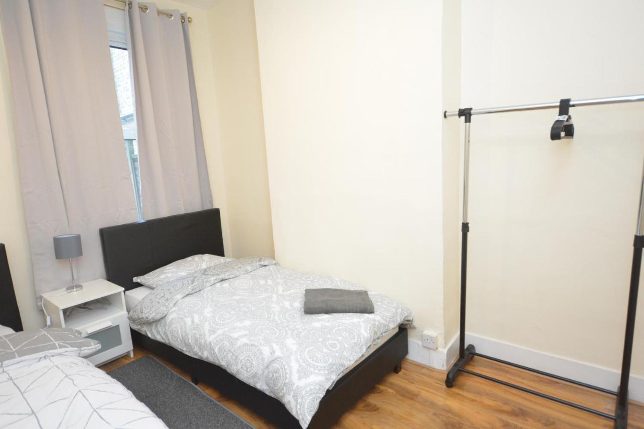 Cheerful 4 Bedroom House In Greater London Bagian luar foto
