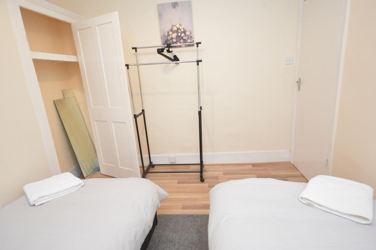 Cheerful 4 Bedroom House In Greater London Bagian luar foto