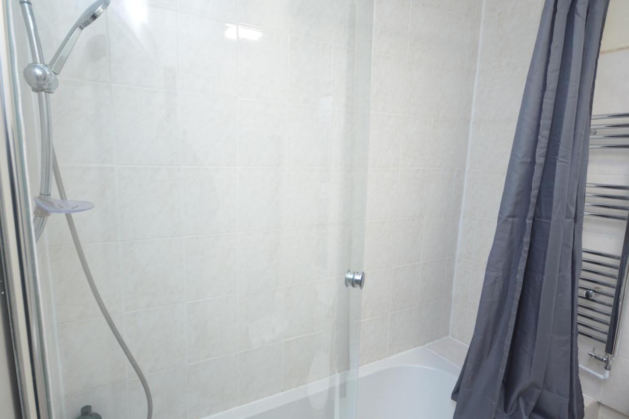 Cheerful 4 Bedroom House In Greater London Bagian luar foto