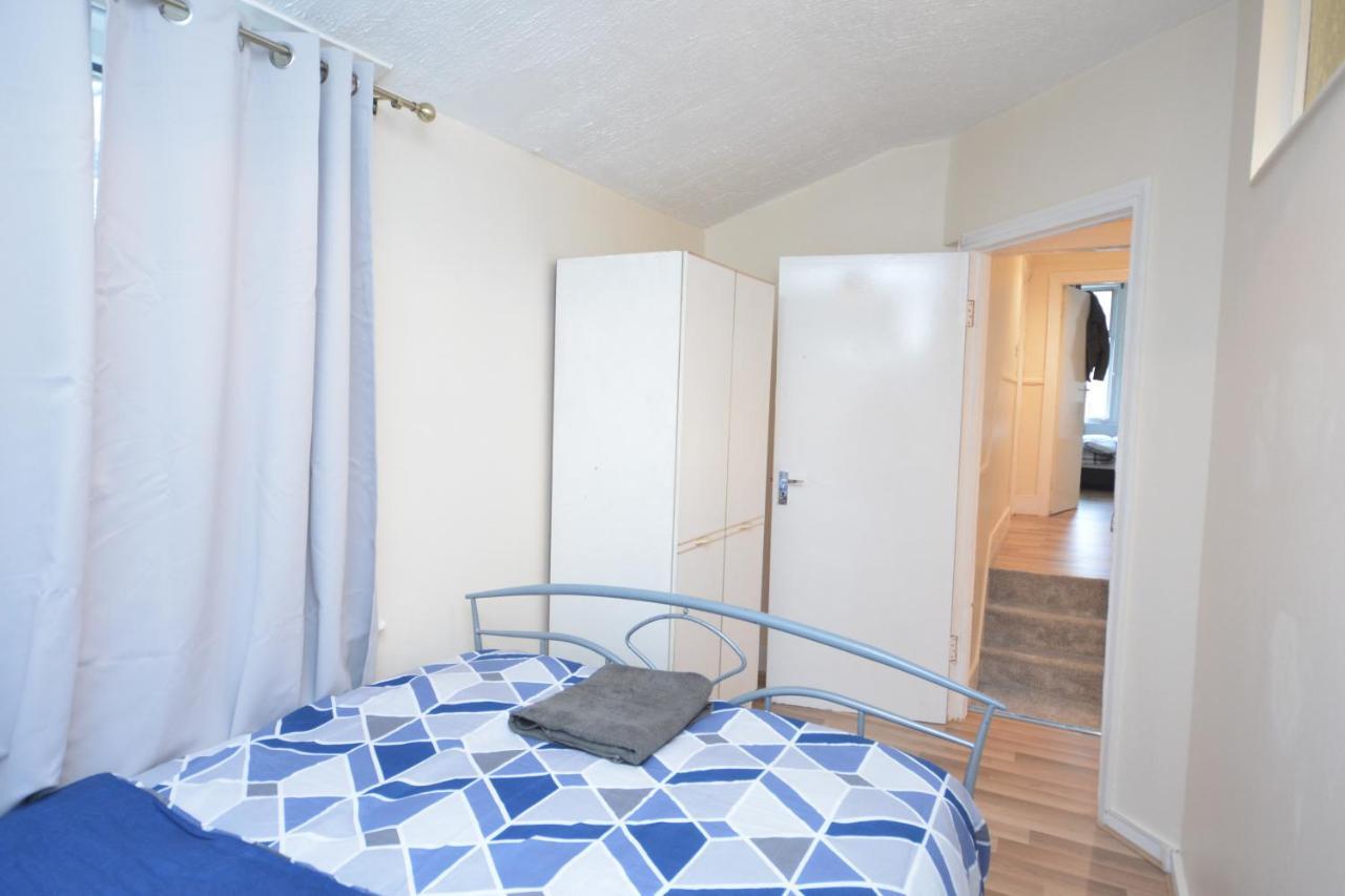 Cheerful 4 Bedroom House In Greater London Bagian luar foto