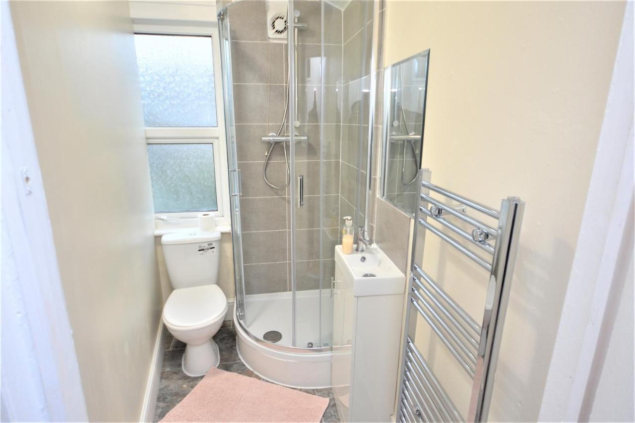 Cheerful 4 Bedroom House In Greater London Bagian luar foto