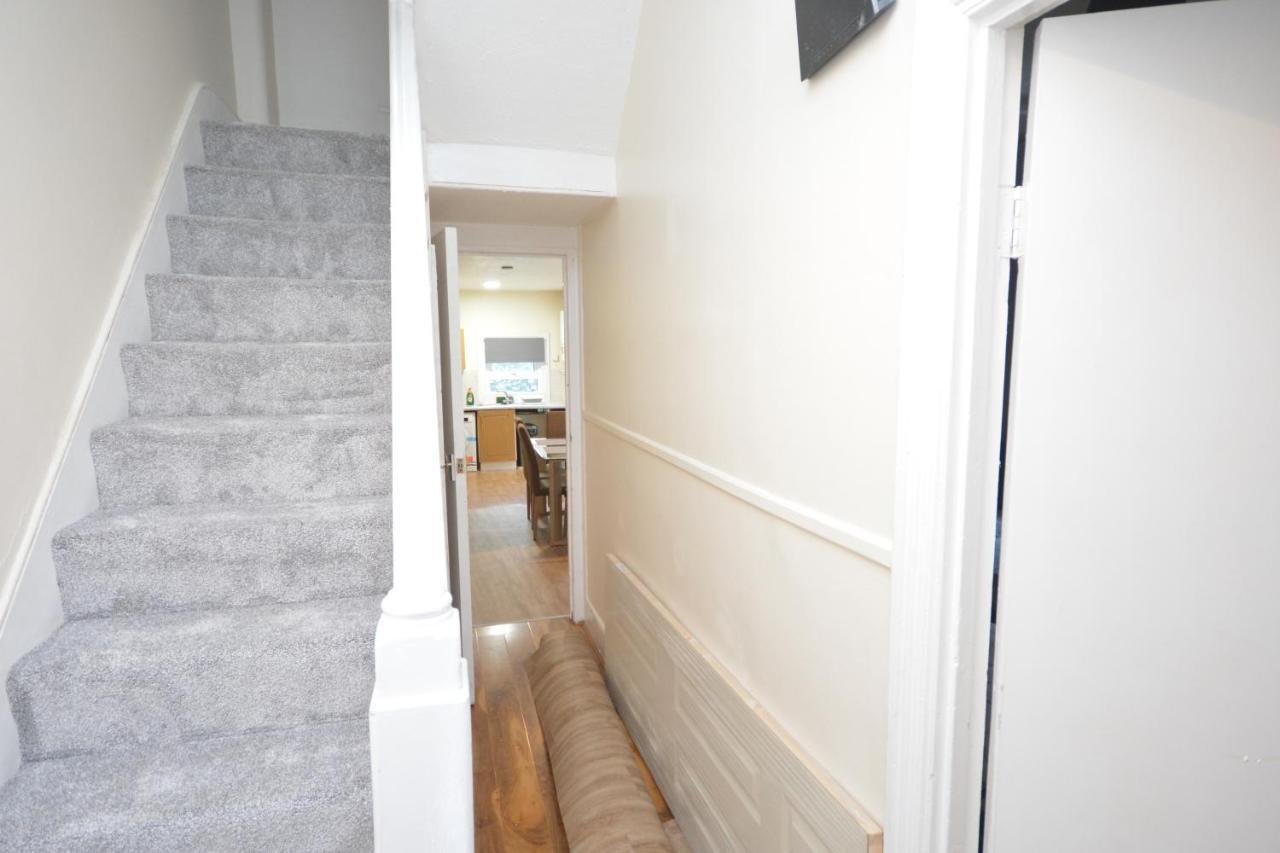 Cheerful 4 Bedroom House In Greater London Bagian luar foto