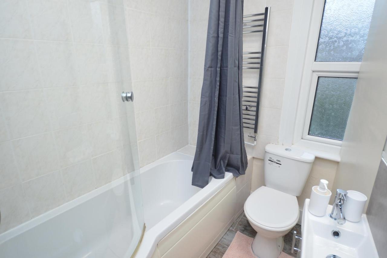 Cheerful 4 Bedroom House In Greater London Bagian luar foto