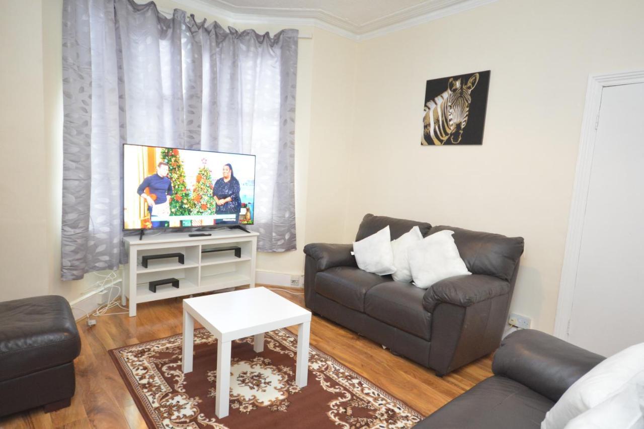 Cheerful 4 Bedroom House In Greater London Bagian luar foto