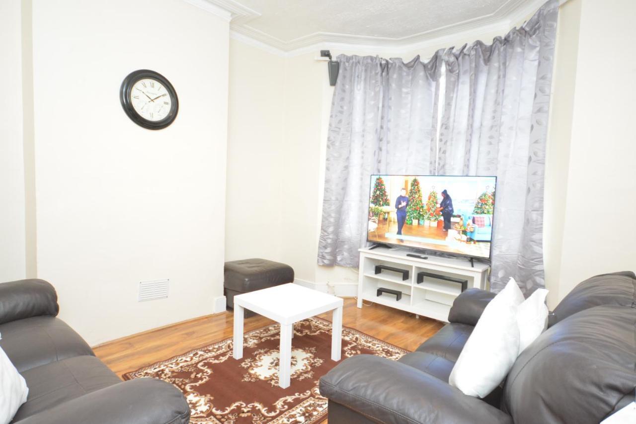 Cheerful 4 Bedroom House In Greater London Bagian luar foto